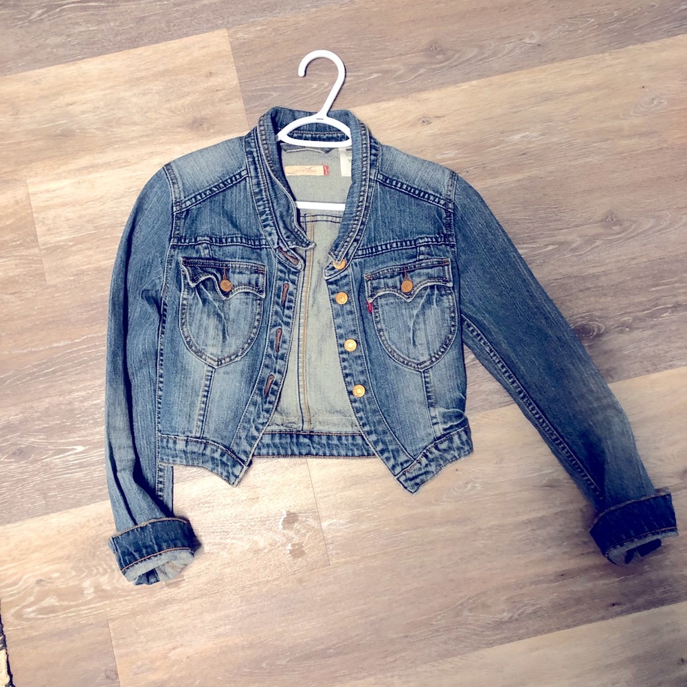 Small (fits like XS) Levi denim jacket. Dark wash, cropped and super comfortable